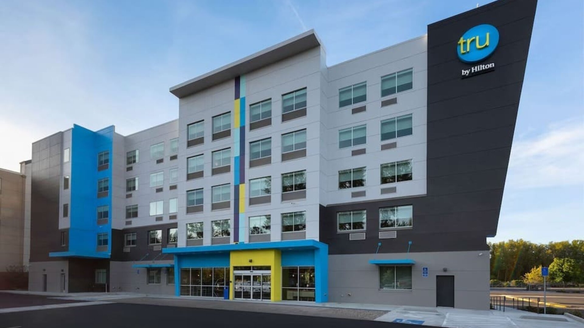 Parking available at Tru By Hilton Eugene.