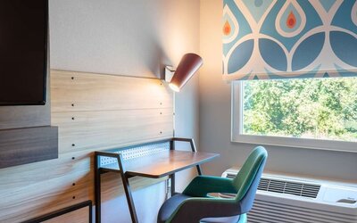 Work desk at Tru By Hilton Eugene.