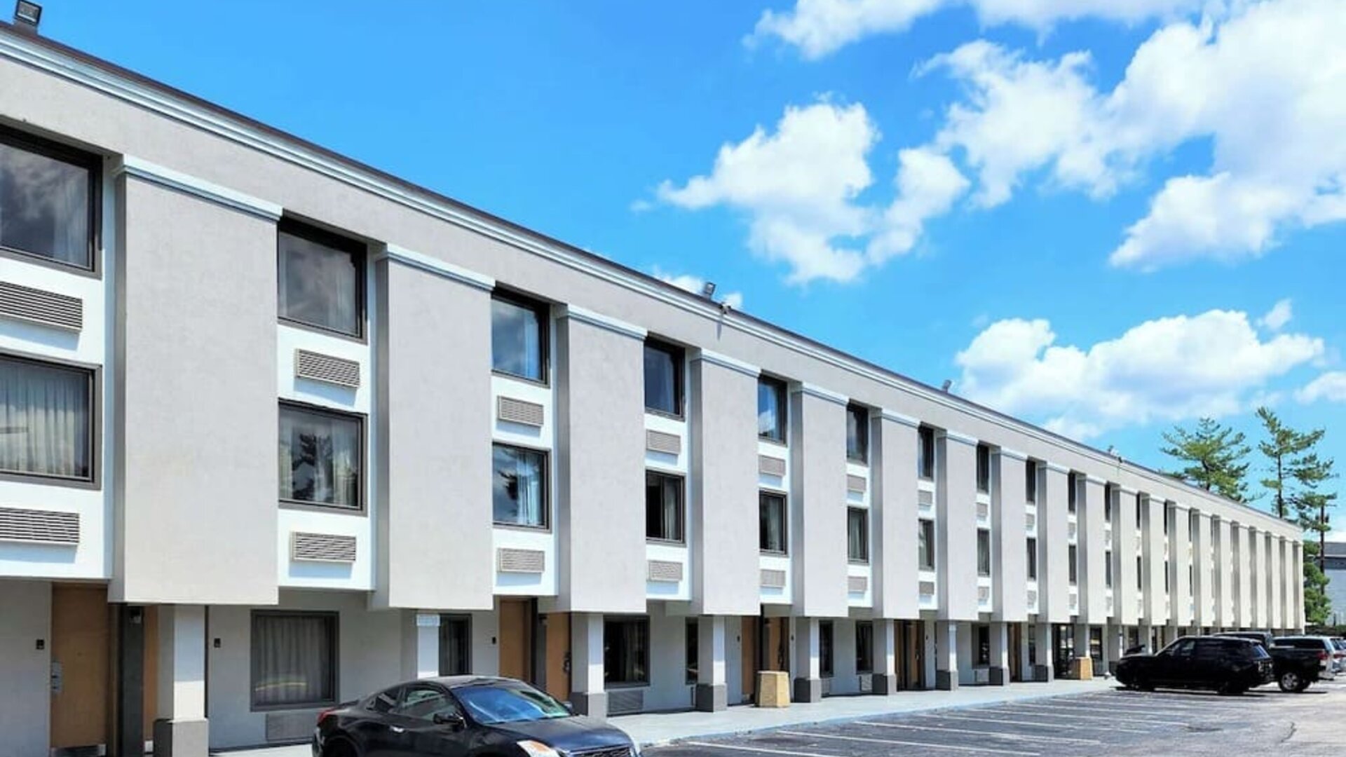 Parking area at Studio 6 Baltimore West - Catonsville.