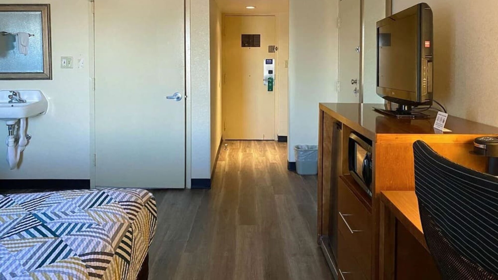 Day use room amenities at Studio 6 Baltimore West - Catonsville.