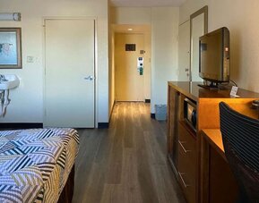 Day use room amenities at Studio 6 Baltimore West - Catonsville.