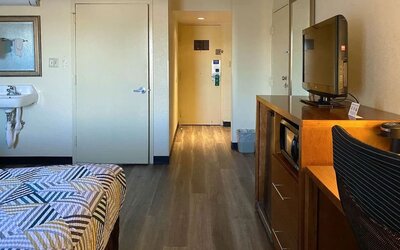 Day use room amenities at Studio 6 Baltimore West - Catonsville.