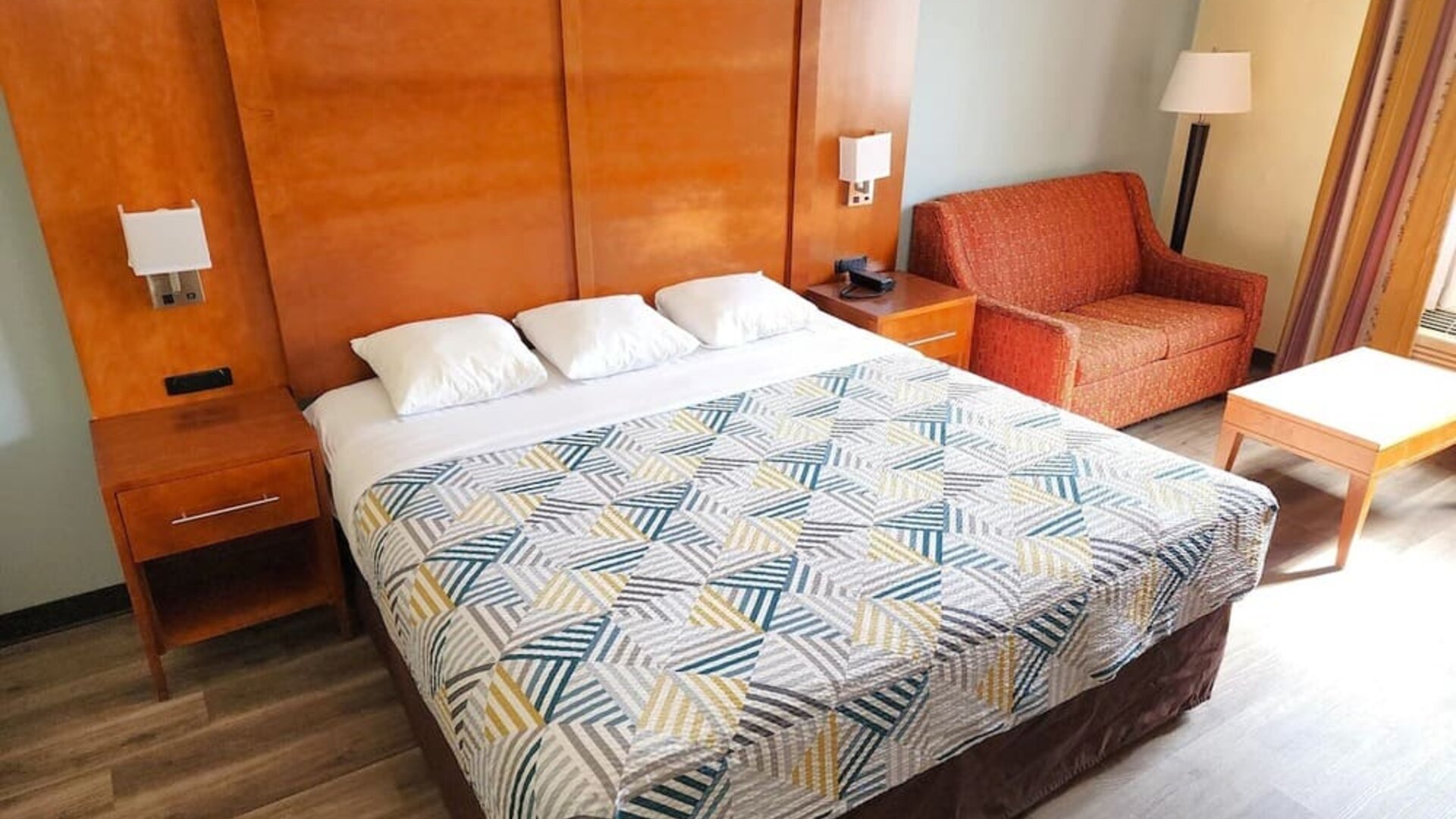 Day use room with sofa and natural light at Studio 6 Baltimore West - Catonsville.