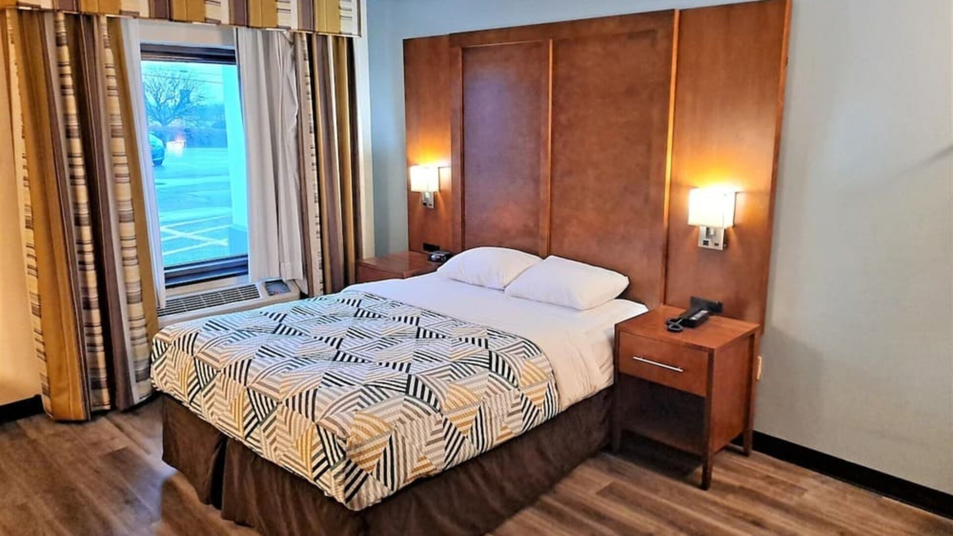 Day use room with natural light at Studio 6 Baltimore West - Catonsville.