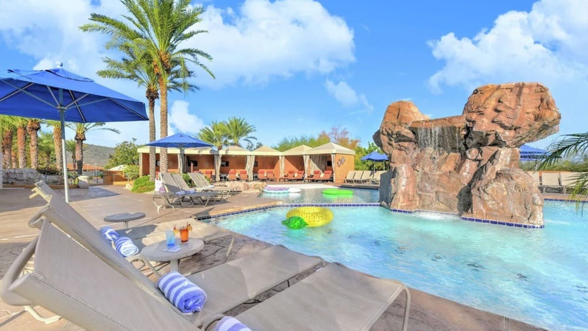 Outdoor pool at Hilton Phoenix Tapatio Cliffs Resort.
