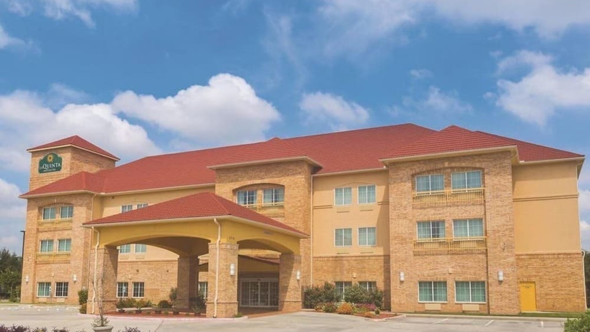 Hotel exterior at Spark By Hilton Missouri City.