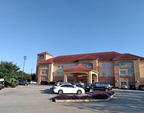 Parking available at Spark By Hilton Missouri City.