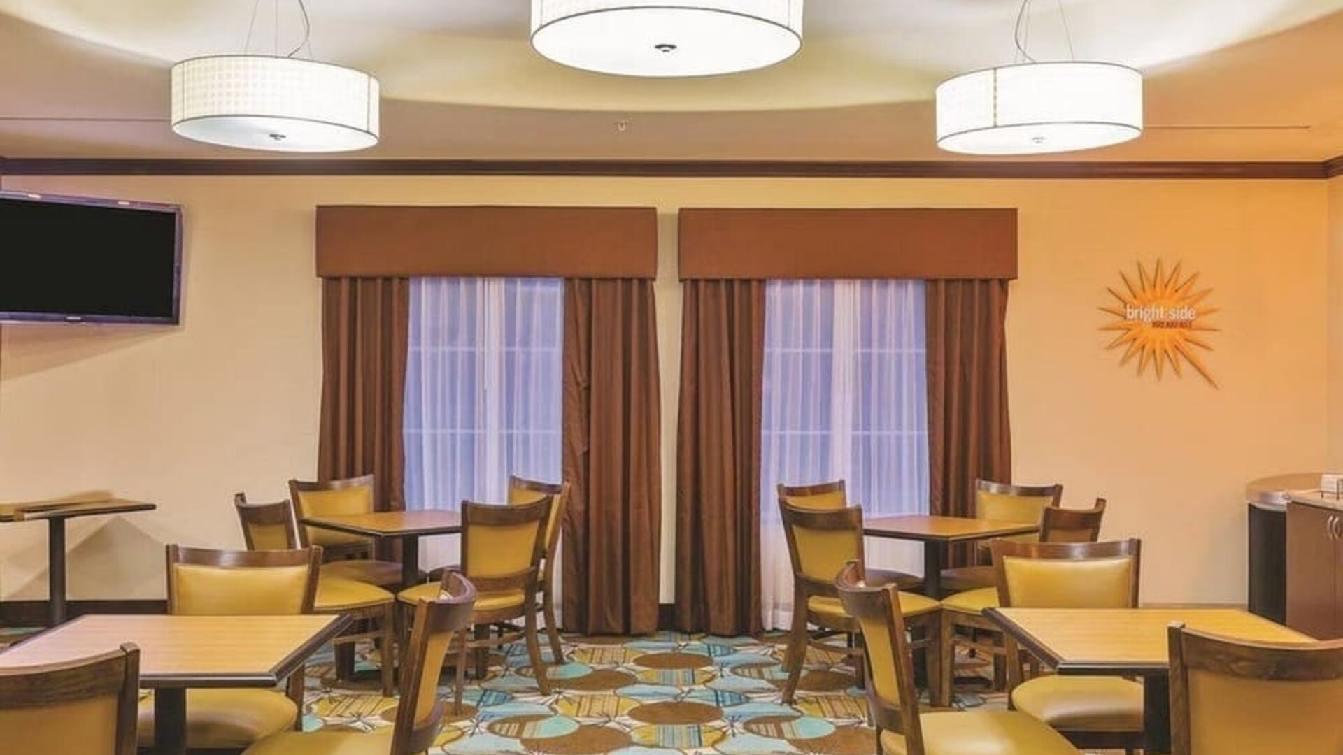 Dining room at Spark By Hilton Missouri City.