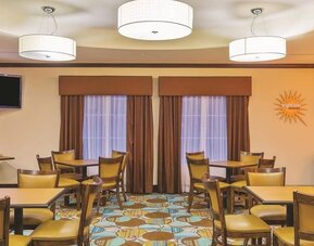 Dining room at Spark By Hilton Missouri City.