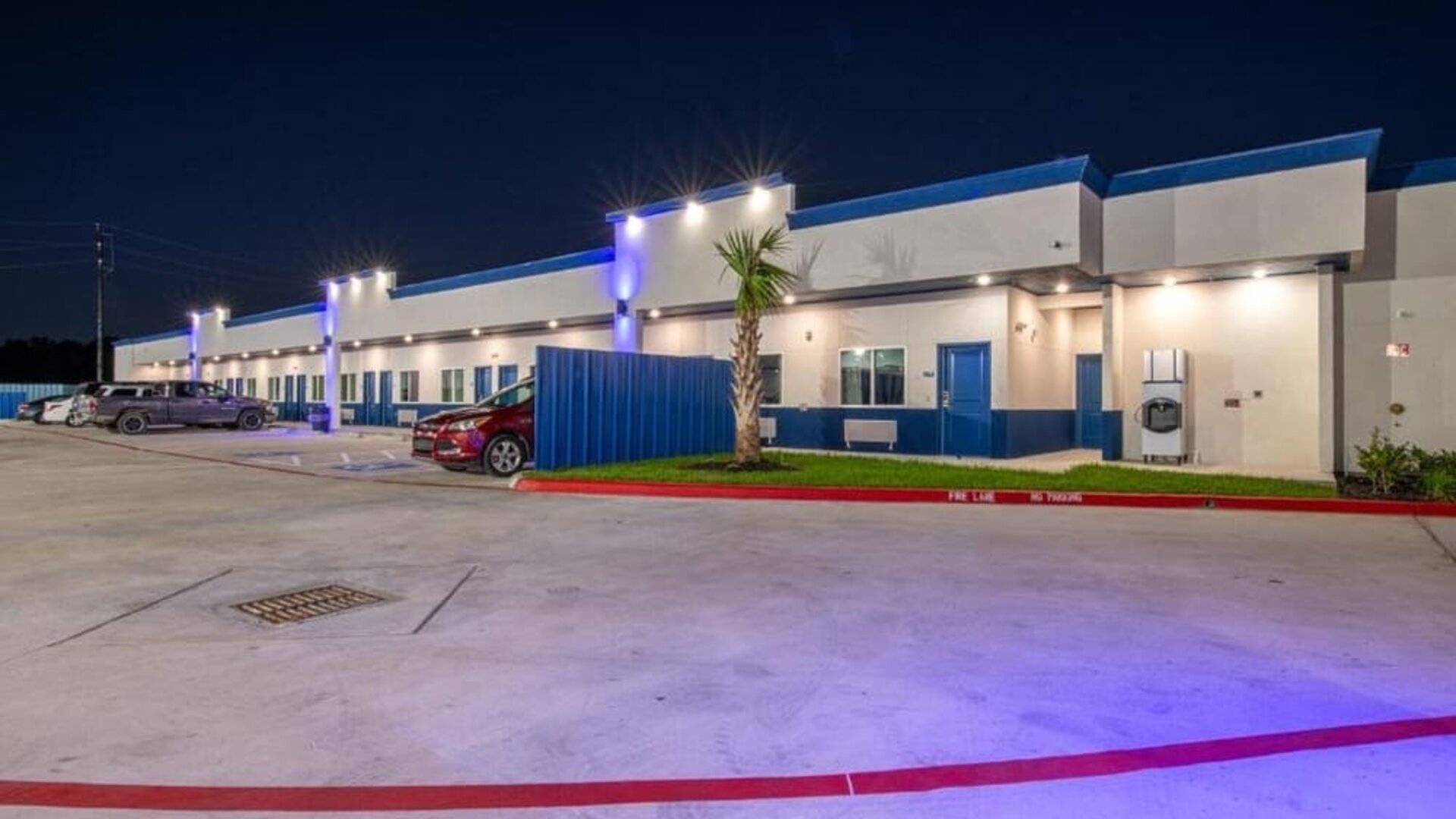 Parking available at Azul Inn, Houston.