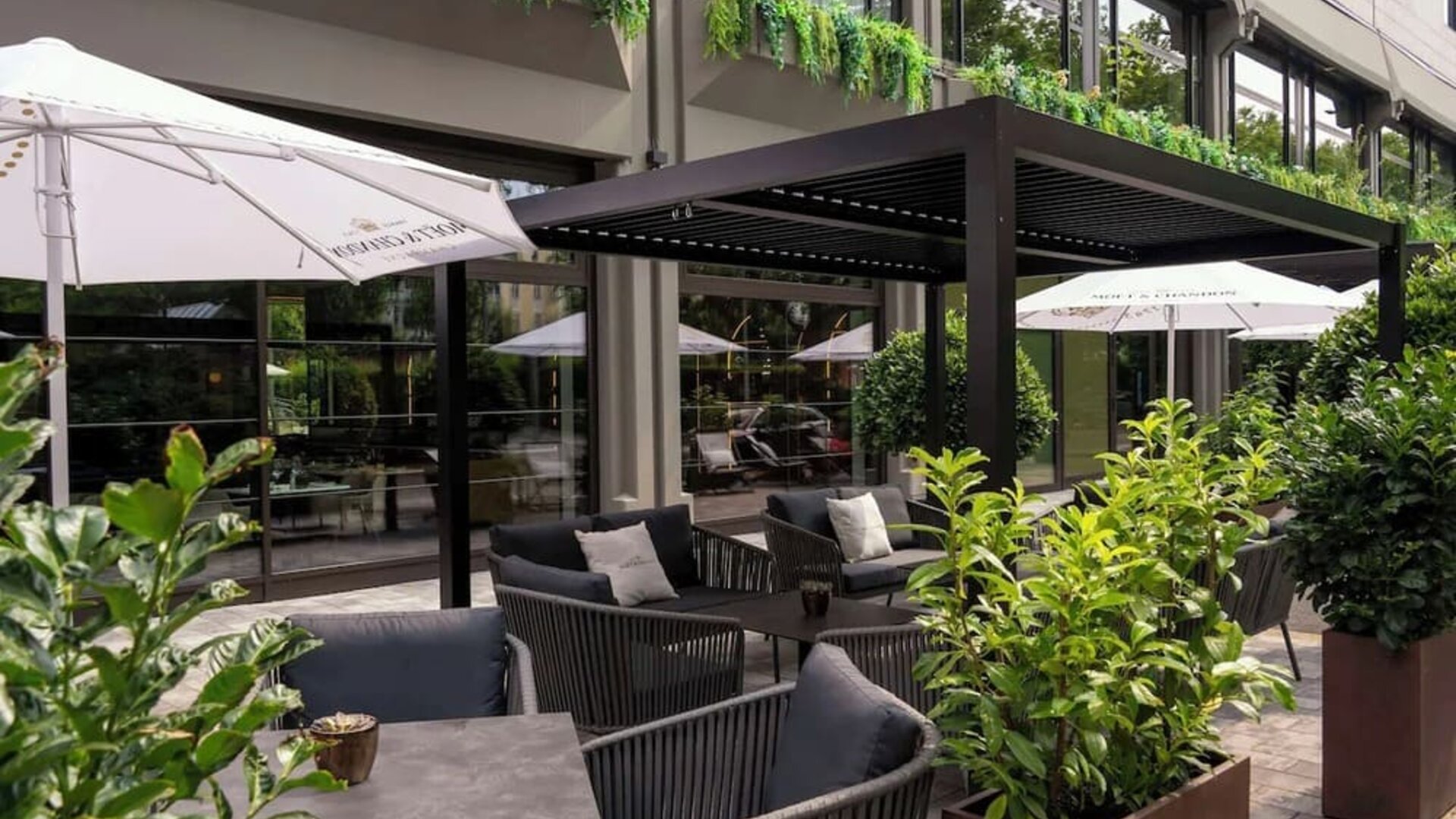 Outdoor dining and seating at DoubleTree By Hilton Berlin Ku'damm.