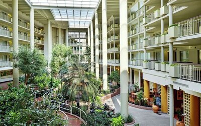 Outdoor seating and terrace at Embassy Suites By Hilton Parsippany.