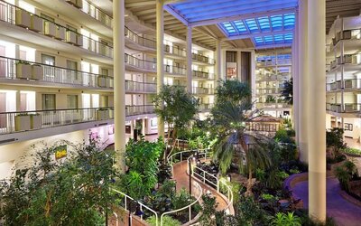 Outdoor seating and terrace at Embassy Suites By Hilton Parsippany.
