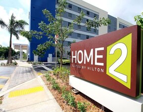 Hotel entrance at Home2 Suites By Hilton Miami Doral West Airport.