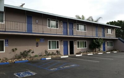 Parking available at Del Aire Inn.