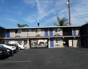 Parking available at Del Aire Inn.