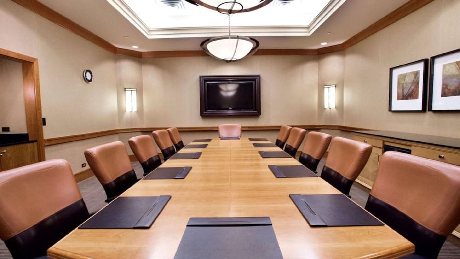 meeting room at Hilton Chicago/Oak Brook Suites.