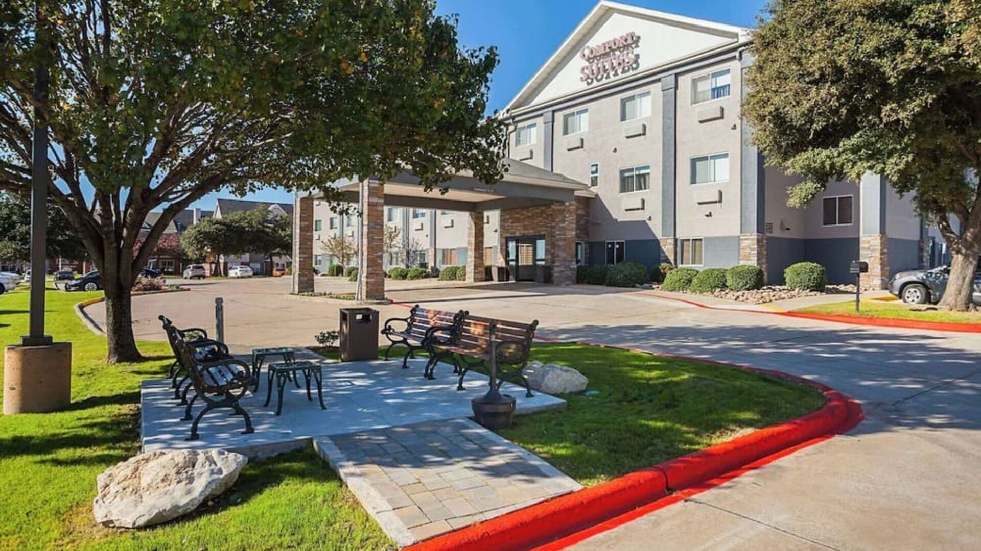 Outdoor furtniture at Comfort Suites Lewisville.