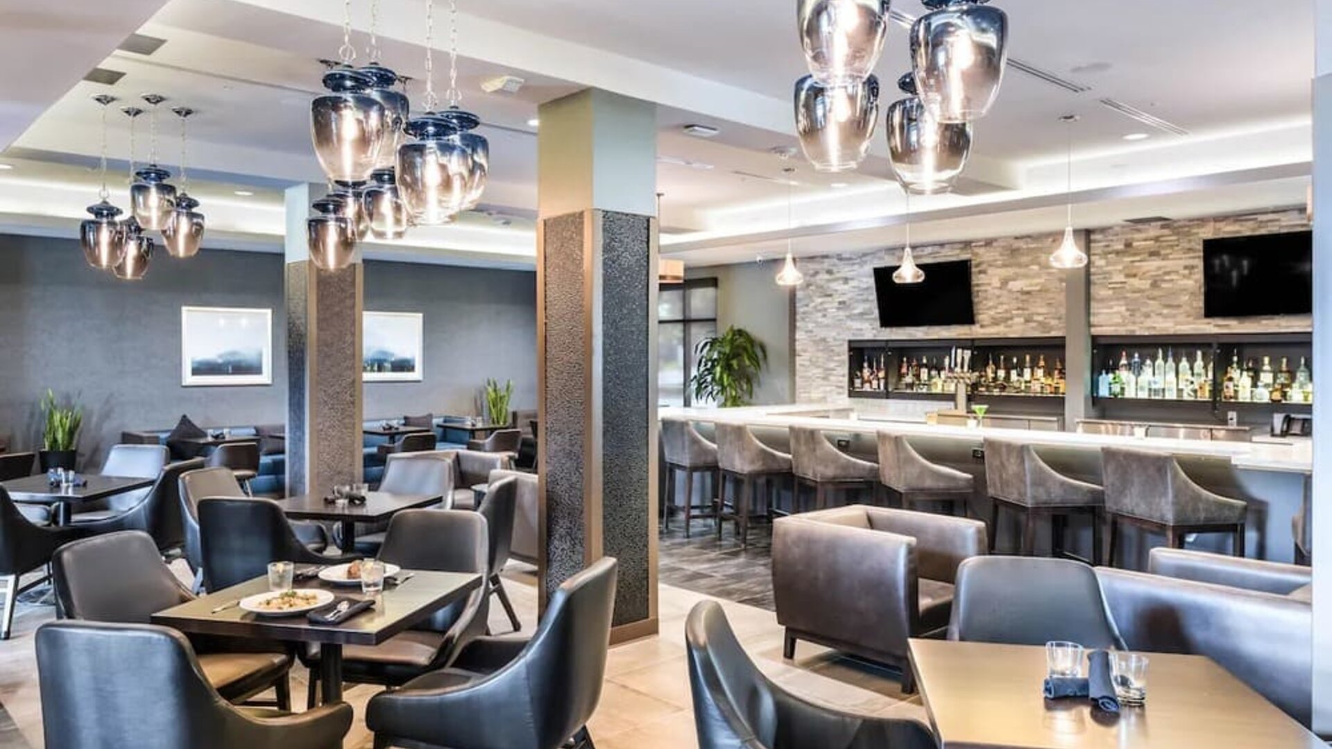 Dining room at Holiday Inn Hotel & Suites Silicon Valley - Milpitas.