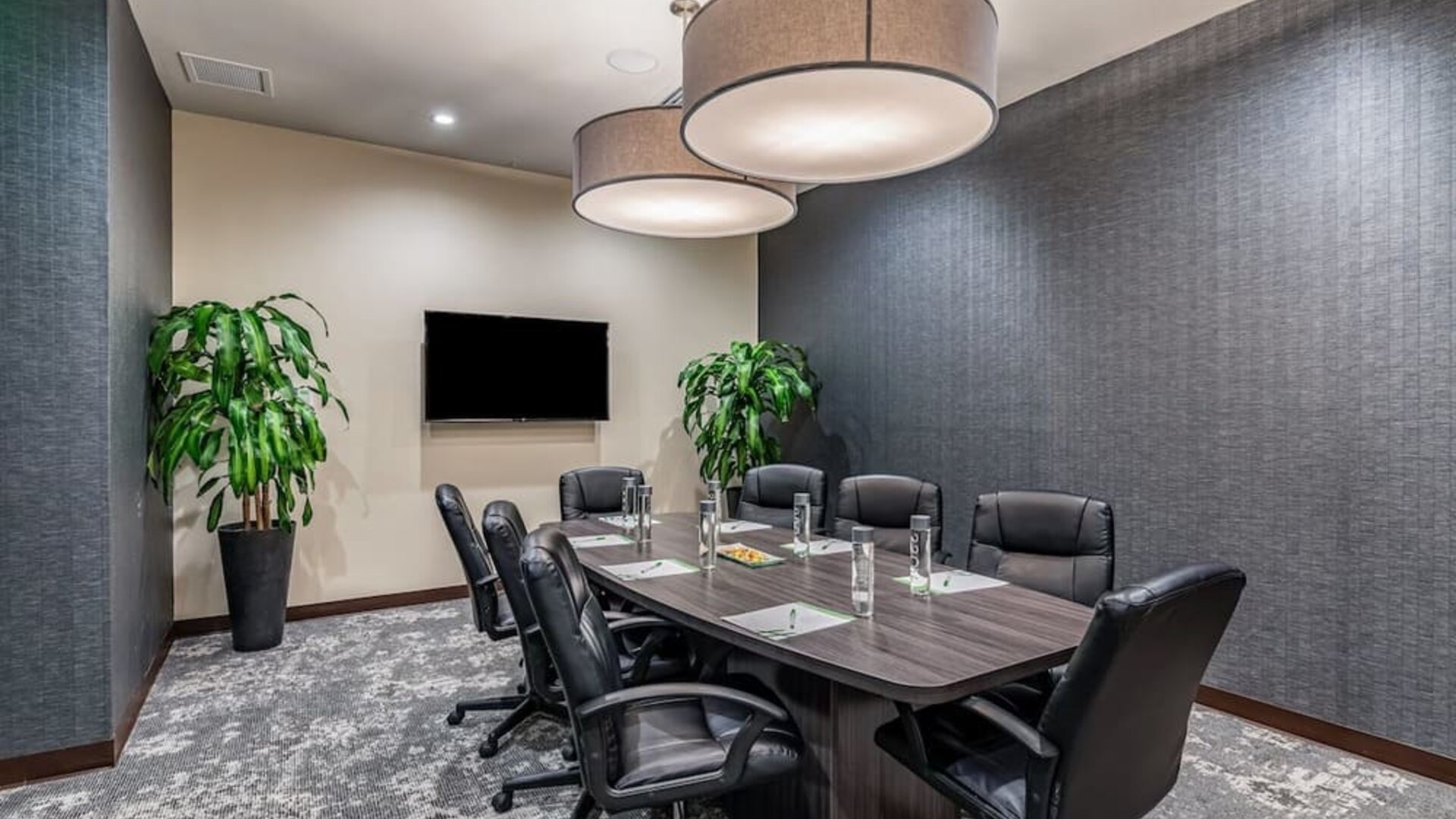 Meeting room at Holiday Inn Hotel & Suites Silicon Valley - Milpitas.