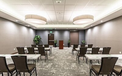 Meeting room at Holiday Inn Hotel & Suites Silicon Valley - Milpitas.