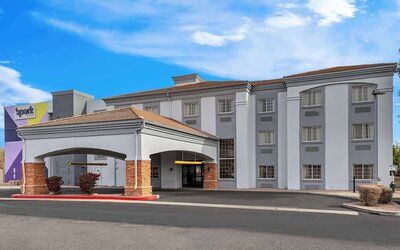 Hotel exterior at Spark By Hilton Glendale Phoenix North.