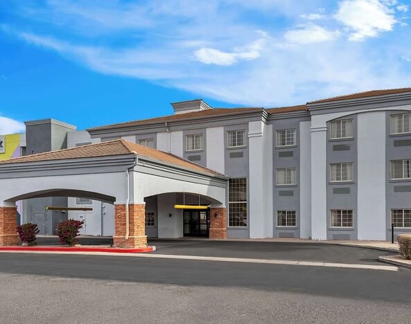 Hotel exterior at Spark By Hilton Glendale Phoenix North.