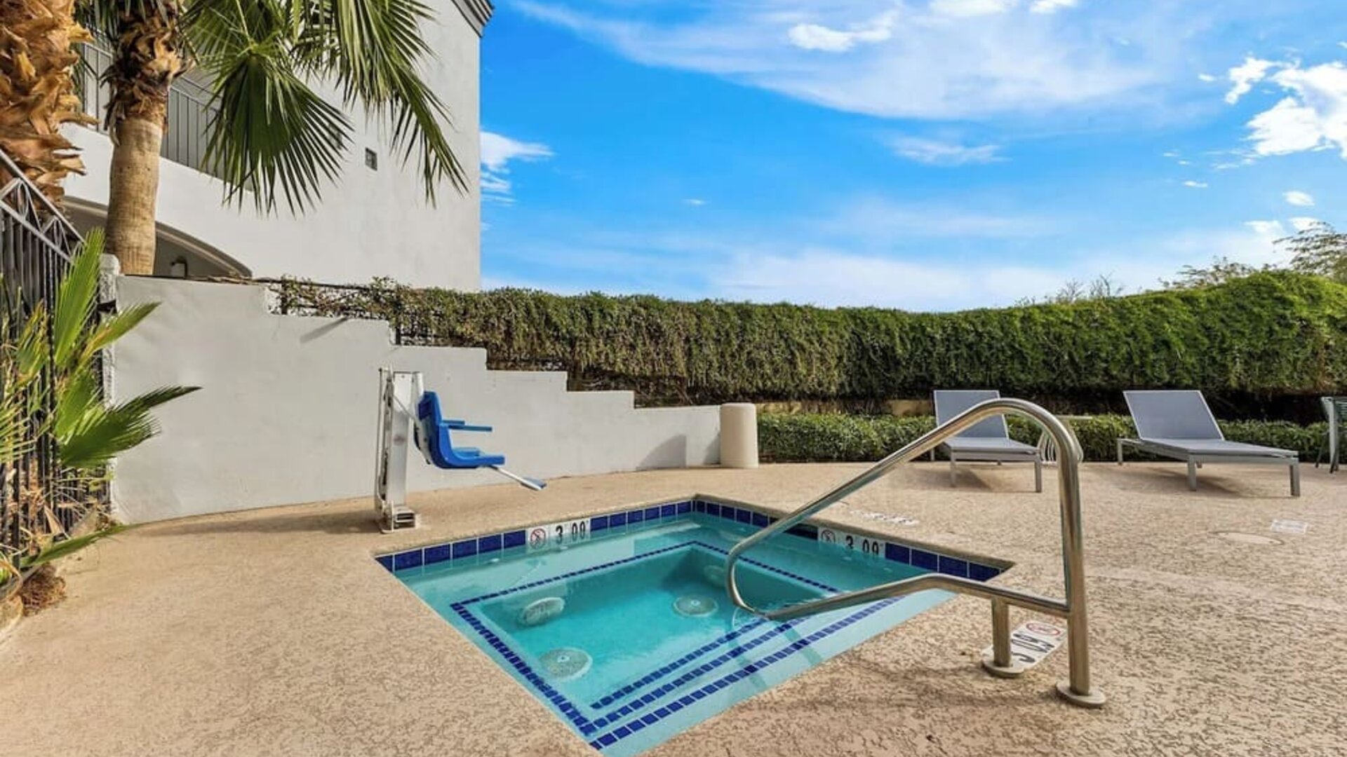 Outdoor pool at Spark By Hilton Glendale Phoenix North.