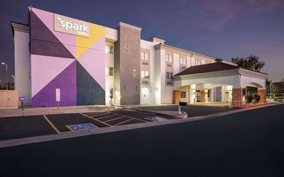 Hotel exterior at Spark By Hilton Glendale Phoenix North.
