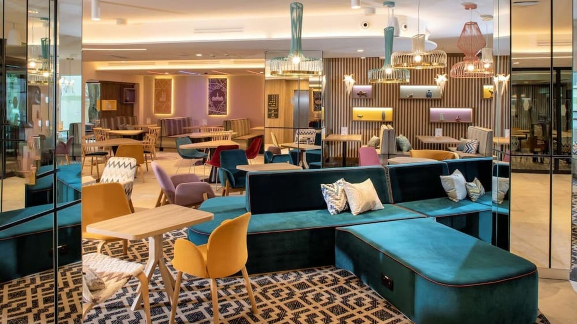 Lounge and coworking space at Hampton By Hilton Bialystok.