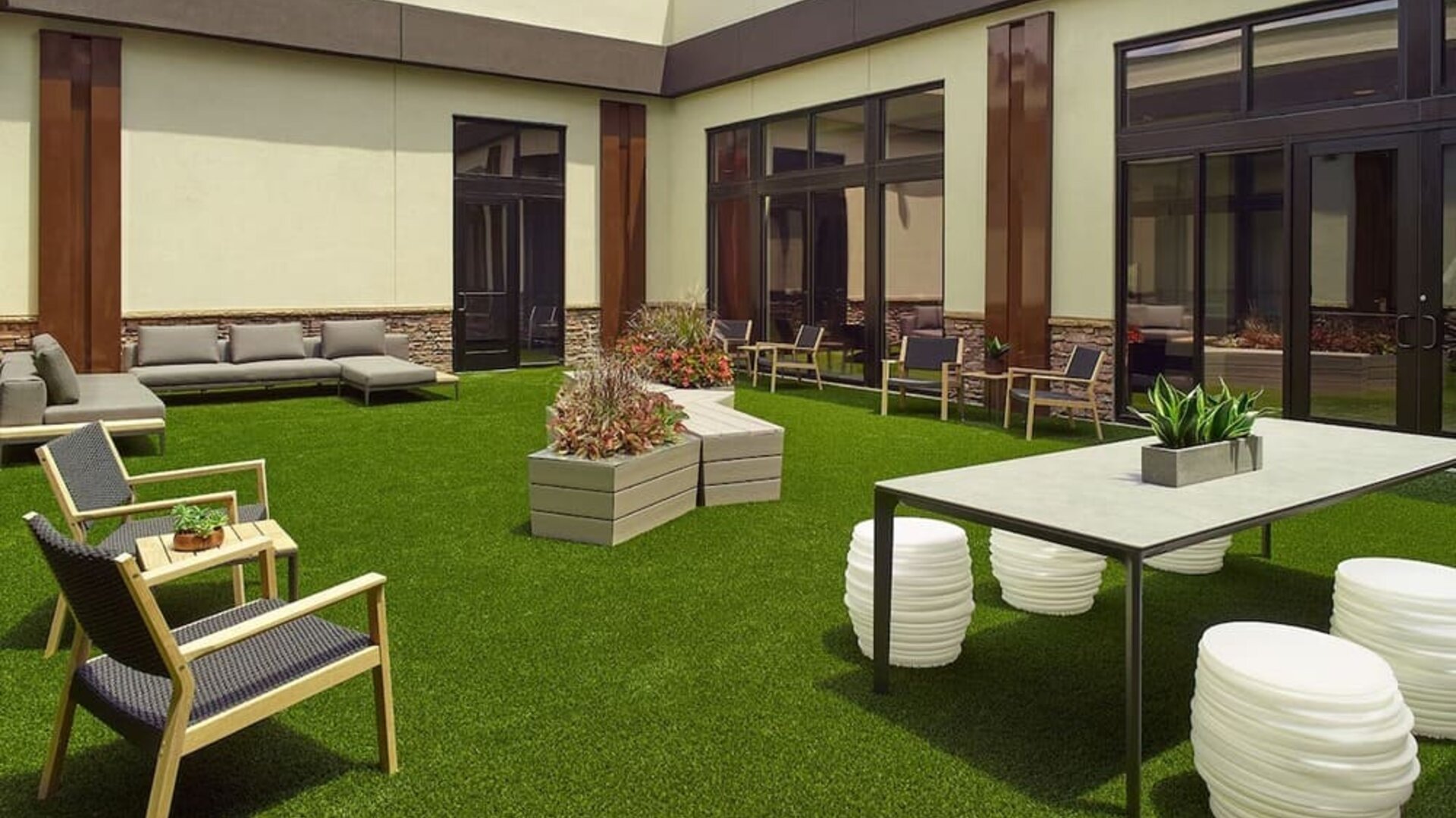 Picnic area perfect for coworking at Atlanta Marriott Northwest At Galleria.