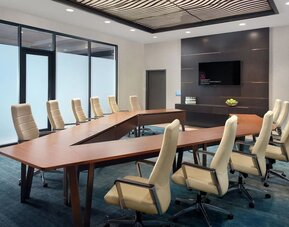 Professional meeting room at Atlanta Marriott Northwest At Galleria.