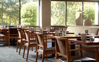 Dining area with natural light at Atlanta Marriott Northwest At Galleria.