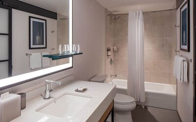 Guest bathroom with shower at Hyatt Regency San Francisco.