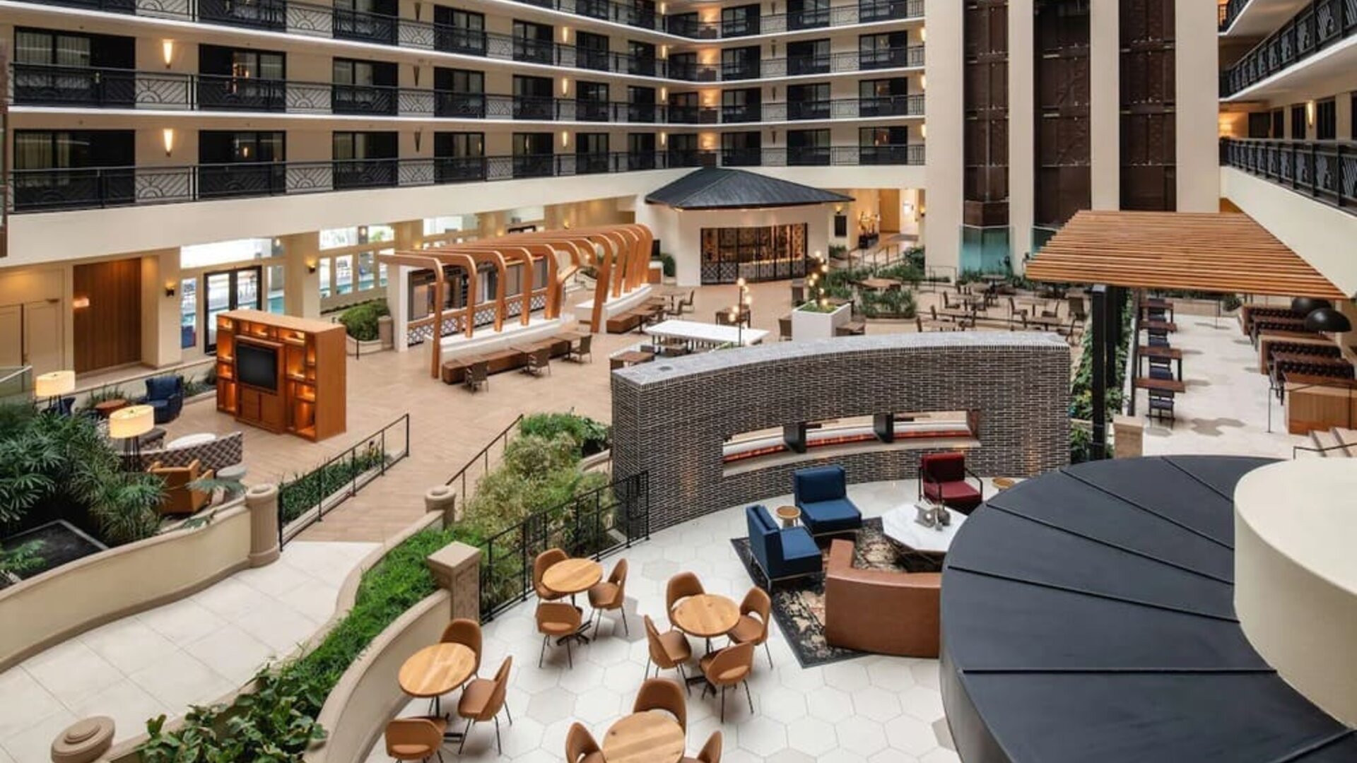 Ample seats perfect for coworking in the atrium of Embassy Suites by Hilton San Francisco Airport.