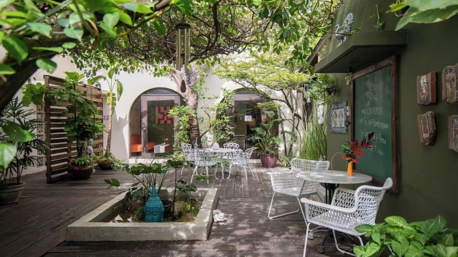 Outdoor terrace and garden at DREAMCATCHER By DW.