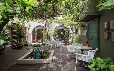 Outdoor terrace and garden at DREAMCATCHER By DW.