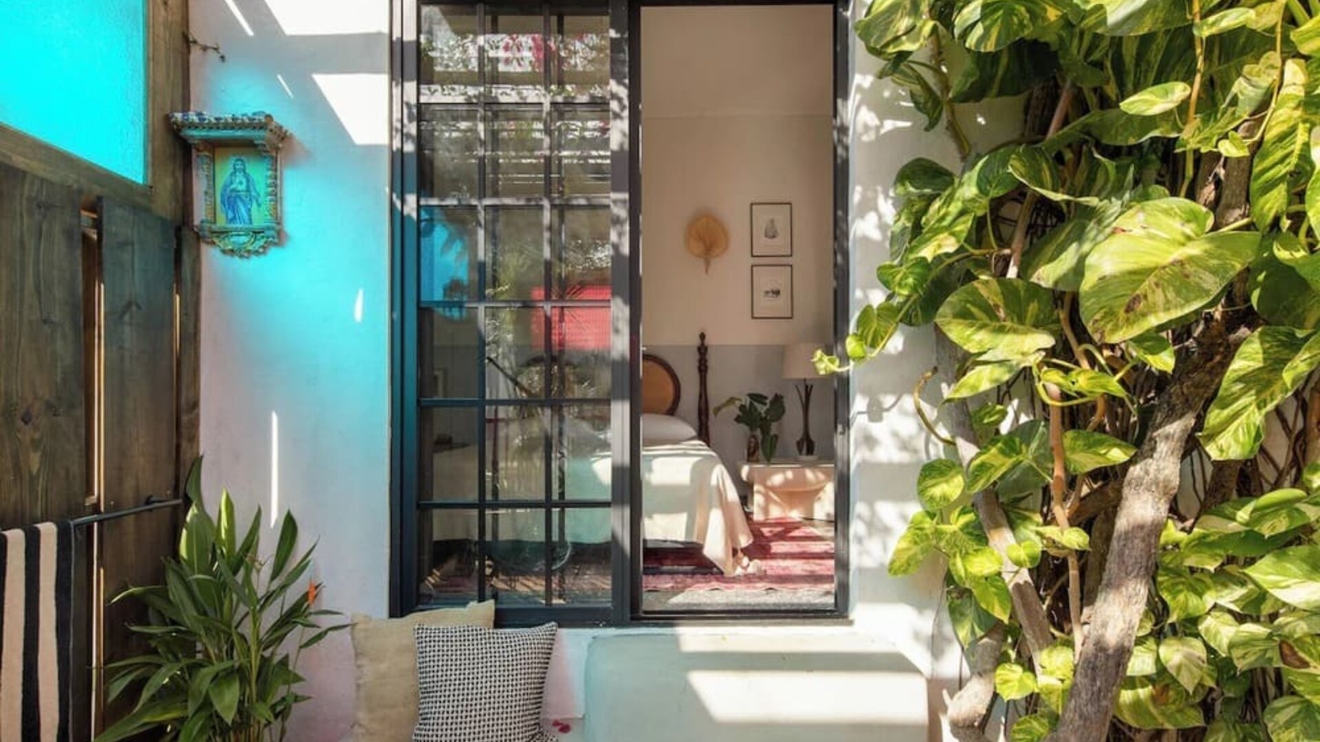 Outdoor terrace and garden at DREAMCATCHER By DW.