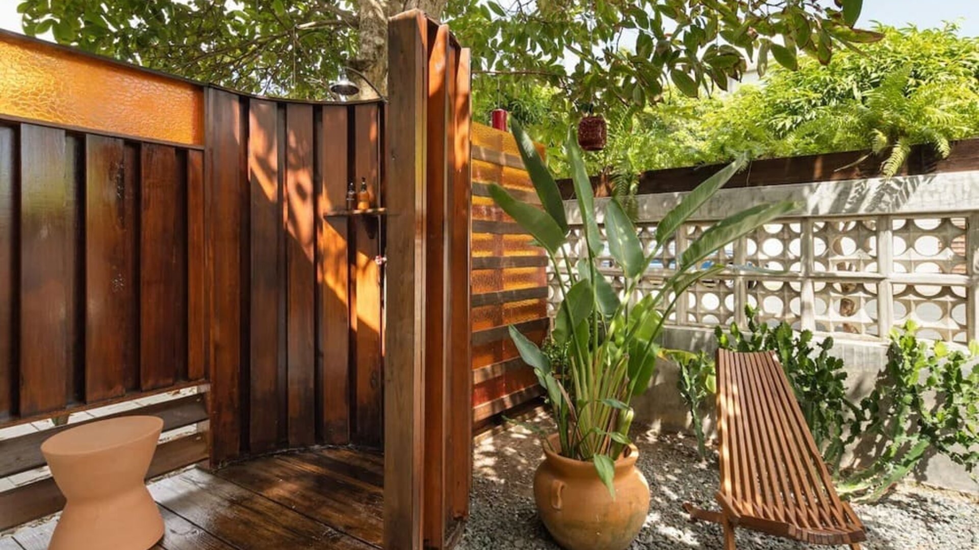 Outdoor terrace and garden at DREAMCATCHER By DW.