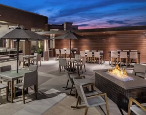 Al fresco dining perfect for coworking at Marriott Del Mar.