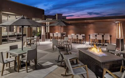 Al fresco dining perfect for coworking at Marriott Del Mar.