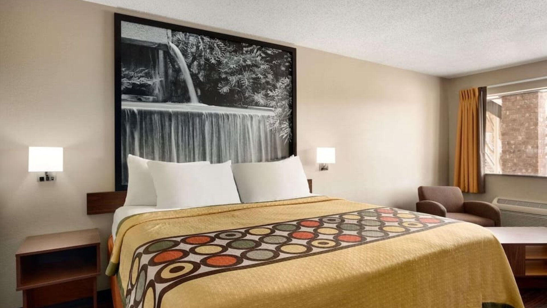 Day use room at Super 8 By Wyndham Universal City.