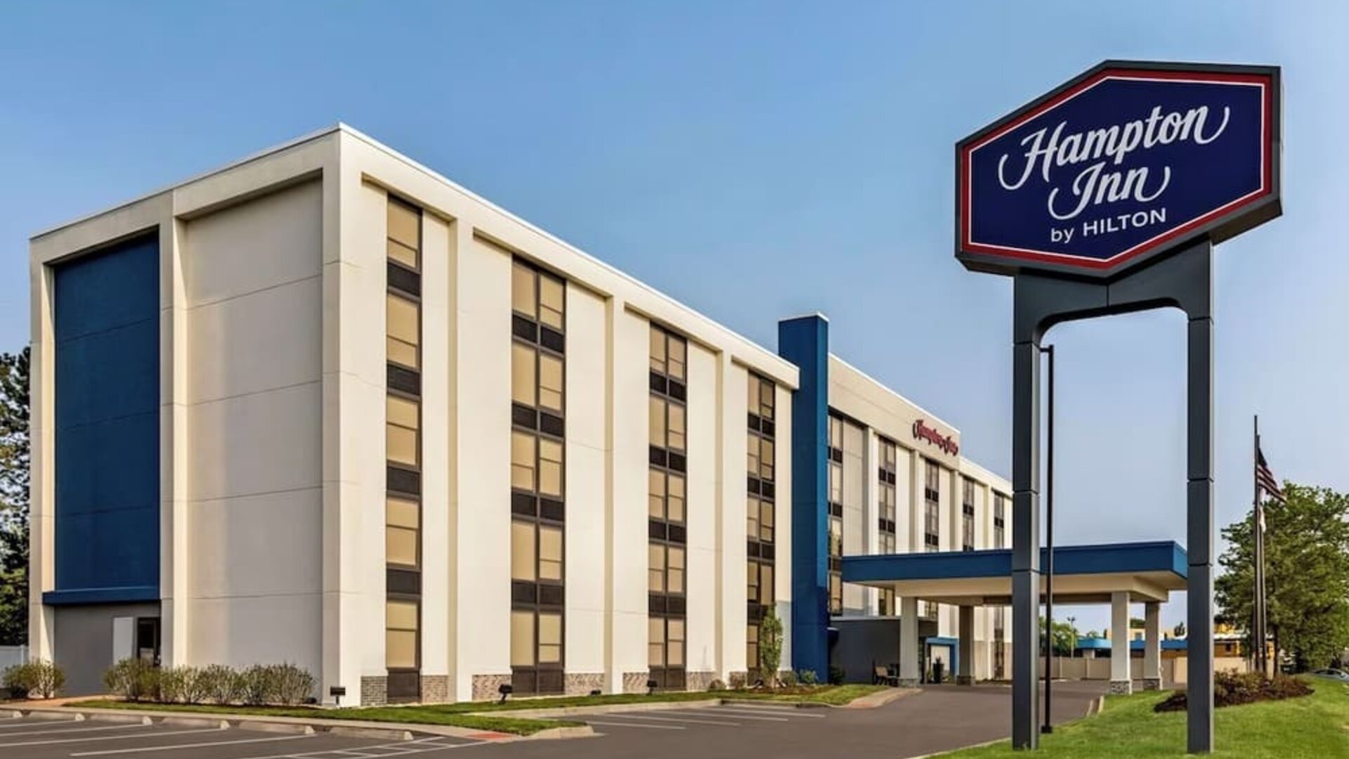 Exterior view of Hampton Inn Chicago-O'Hare International Airport and parking area.