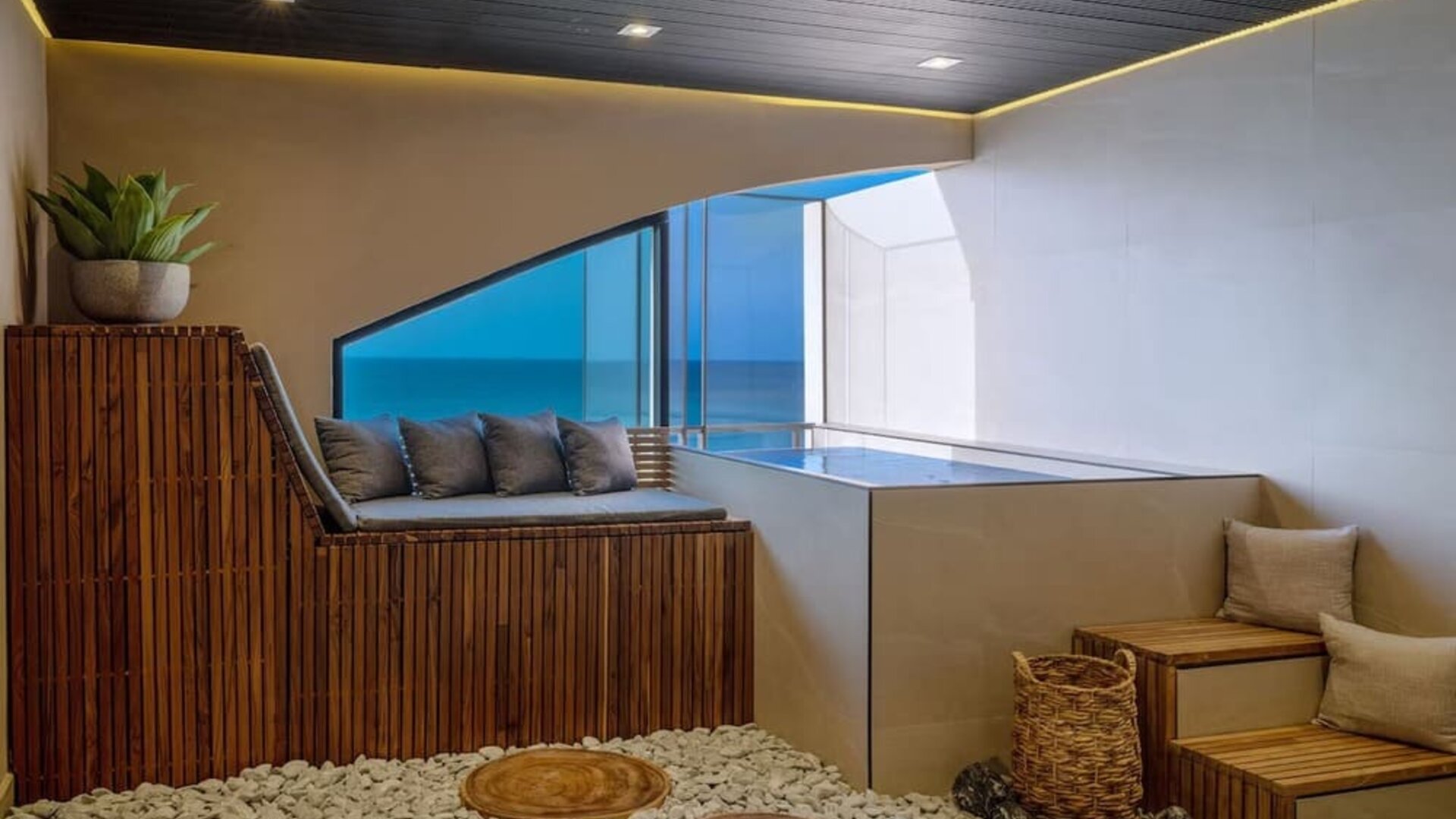 Indoor tub at Aire De O:live.