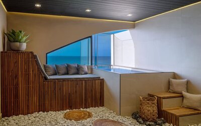 Indoor tub at Aire De O:live.