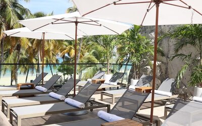 Pool loungers at Aire De O:live.