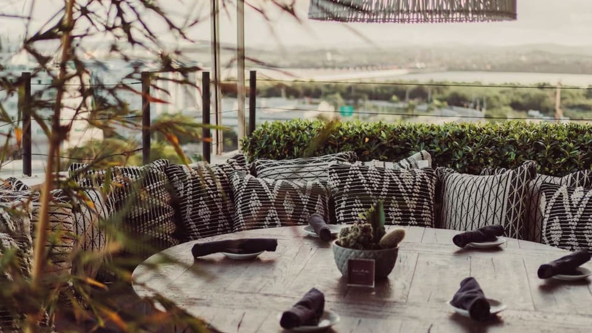 Outdoor dining and terrace at Aire De O:live.