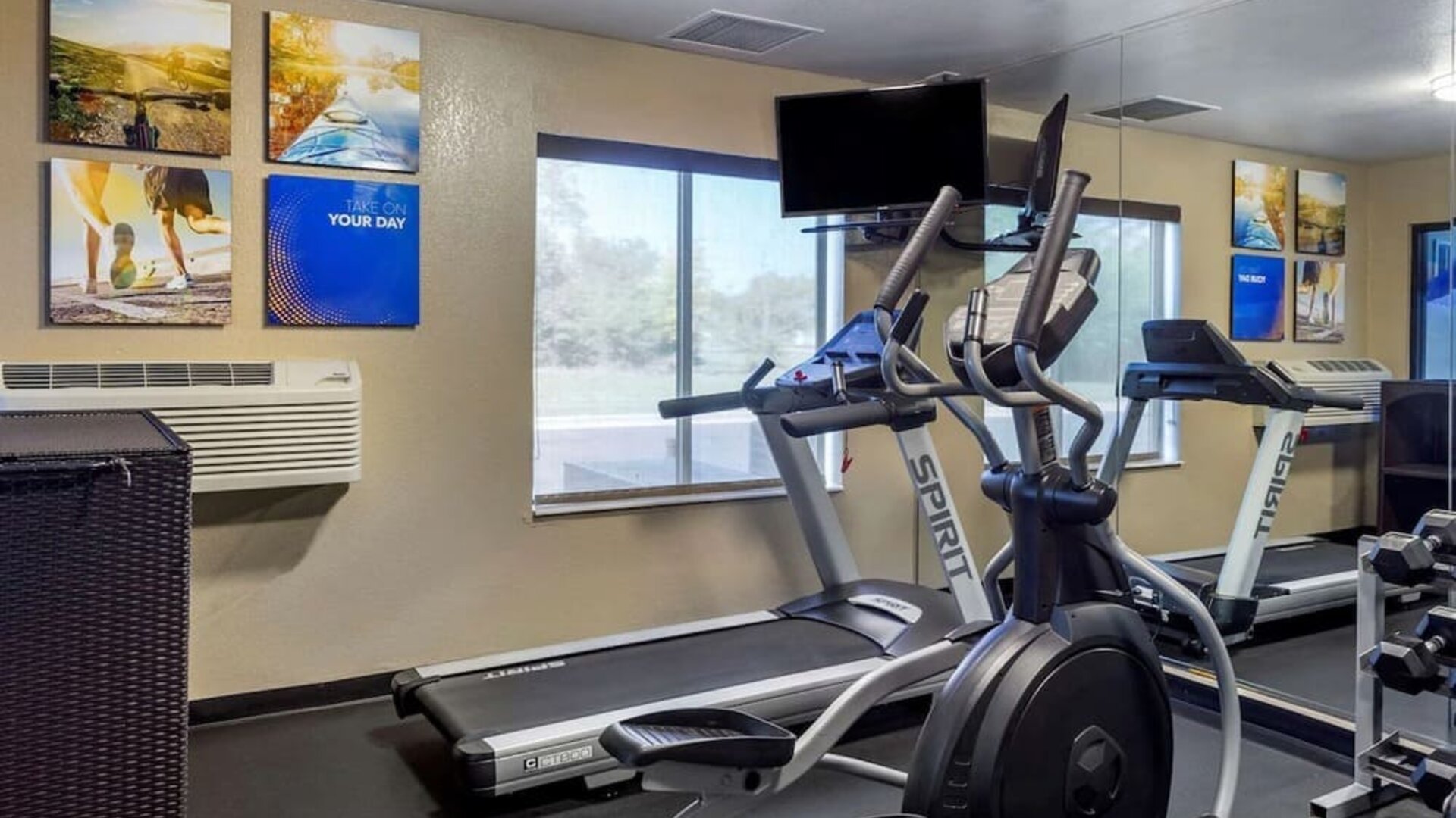 Fitness center at Comfort Inn & Suites North Aurora - Naperville.