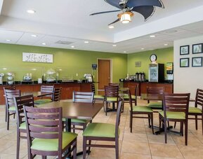 Dining room at Sleep Inn & Suites Port Charlotte - Punta Gorda.