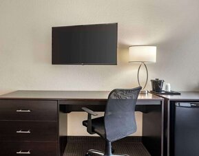 Work desk at Sleep Inn & Suites Port Charlotte - Punta Gorda.